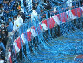 青い紙テープで埋まった国立競技場