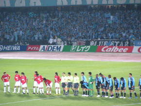 試合終了、整列する川崎と浦和の選手たち