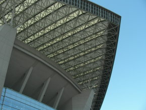 埼玉スタジアム２００２の屋根と晴天の空