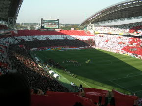 赤、白、黒と浦和カラーの浮かび上がった埼玉スタジアム２００２