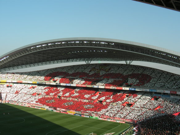 Ｊリーグ第３３節 浦和レッズ対鹿島アントラーズ 巨大な王冠が描かれた埼玉スタジアム２００２