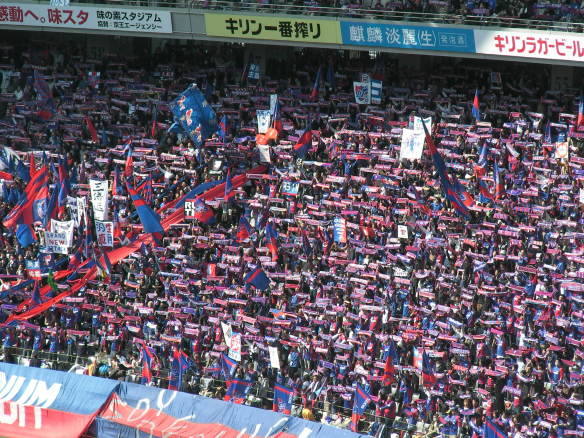 味の素スタジアムホーム側ゴール裏　ＦＣ東京サポーターたちの青と赤で埋め尽くされた