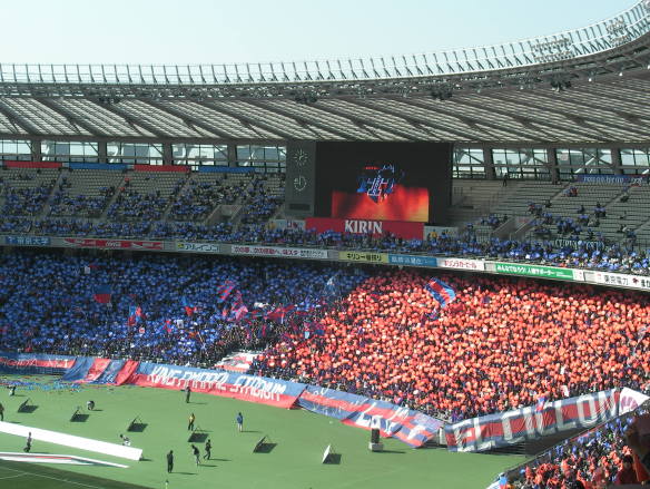 青と赤、東京カラーに染まった味の素スタジアム