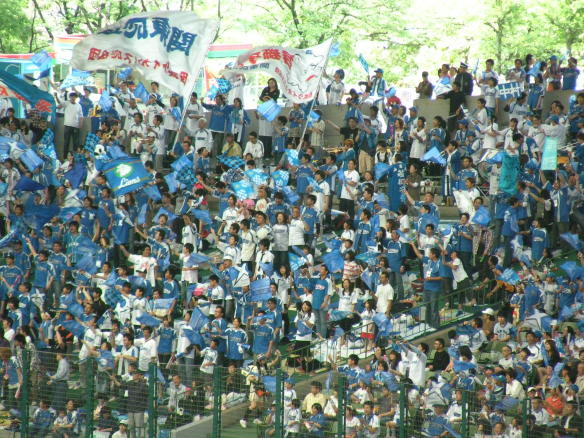 熱い応援をし続ける埼玉西武ライオンズファンたち 西武ドーム外野自由席
