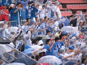 雨の中応援する埼玉西武ライオンズファンたち