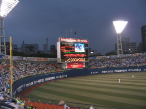 薄暗くなってきた横浜スタジアム