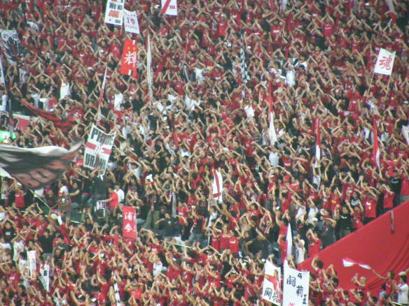 手拍子で応援する浦和レッズサポーターたち 埼玉スタジアム２００２ホーム側ゴール裏