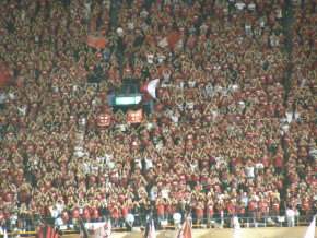 国立競技場アウェー側は浦和の赤で染まった